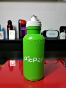 Garrafa Personalizada com personalização de logotipo de marca corporativa. Excelente brinde para empresas.