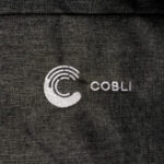 Bordado Personalizado com logotipo de marca empresarial. Brinde corporativo especial.