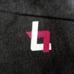 Bordado Personalizado com logotipo de marca empresarial. Brinde personalizado sofisticado.