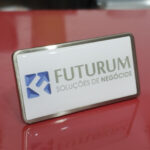 Placa de Metal Personalizada com logotipo de marca corporativa. Opção de brinde corporativo.