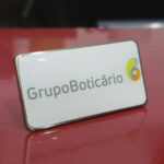 Placa de Metal Personalizada com logotipo de marca corporativa. Excelente brinde para empresas.