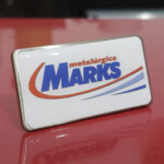 Placa de Metal Personalizada com gravação de logotipo de marca corporativa. Perfeito brinde para empresas.