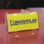 Placa de Metal Personalizada com personalização de logotipo de marca corporativa. Ótimo brinde para empresas.