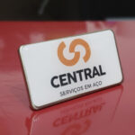 Placa de Metal Personalizada com logotipo de marca empresarial. Excelente brinde para empresas.