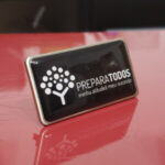 Placa de Metal Personalizada com gravação de logotipo de marca empresarial. Brinde corporativo especial.