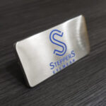 Placa de Metal Personalizada com personalização de logotipo de marca corporativa. Excelente brinde para empresas.