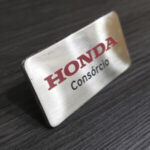 Placa de Metal Personalizada com logotipo de marca empresarial. Brinde corporativo inovador.