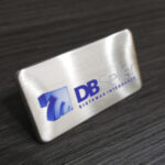 Placa de Metal Personalizada com gravação de logotipo de marca corporativa. Brinde personalizado criativo.