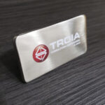 Placa de Metal Personalizada com personalização de logotipo de marca corporativa. Brinde corporativo exclusivo.