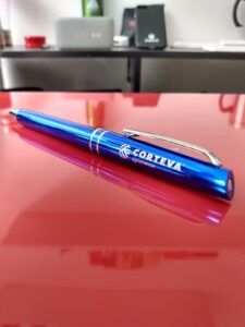 Caneta Personalizada com logotipo de marca empresarial. Brinde corporativo especial.
