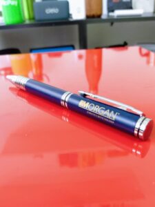 Caneta Personalizada com personalização de logotipo de marca corporativa. Brinde corporativo inovador.