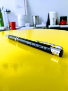 Caneta Personalizada com personalização de logotipo de marca corporativa. Brinde personalizado distinto.
