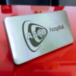 Placa de Metal Personalizada com gravação de logotipo de marca corporativa. Ótimo brinde para empresas.