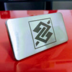 Placa de Metal Personalizada com personalização de logotipo de marca corporativa. Brinde corporativo inovador.