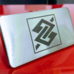 Placa de Metal Personalizada com personalização de logotipo de marca empresarial. Brinde corporativo especial.