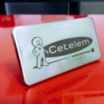 Placa de Metal Personalizada com logotipo de marca empresarial. Brinde personalizado sofisticado.