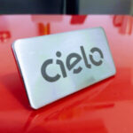 Placa de Metal Personalizada com logotipo de marca empresarial. Perfeito brinde para empresas.