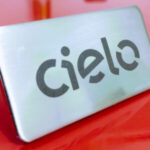 Placa de Metal Personalizada com personalização de logotipo de marca empresarial. Brinde personalizado elegante.