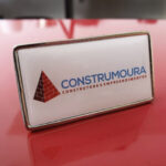 Placa de Metal Personalizada com gravação de logotipo de marca empresarial. Ótimo brinde para empresas.