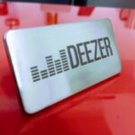 Placa de Metal Personalizada com gravação de logotipo de marca empresarial. Brinde personalizado refinado.