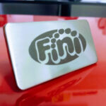Placa de Metal Personalizada com gravação de logotipo de marca empresarial. Brinde personalizado exclusivo.