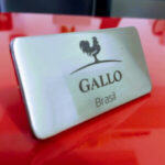 Placa de Metal Personalizada com personalização de logotipo de marca empresarial. Brinde corporativo especial.