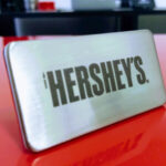 Placa de Metal Personalizada com personalização de logotipo de marca empresarial. Excelente brinde para empresas.