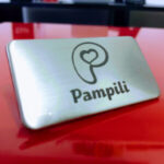 Placa de Metal Personalizada com logotipo de marca corporativa. Brinde corporativo luxuoso.