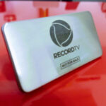 Placa de Metal Personalizada com logotipo de marca corporativa. Brinde personalizado criativo.