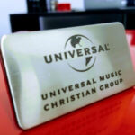 Placa de Metal Personalizada com gravação de logotipo de marca empresarial. Ótimo brinde para empresas.