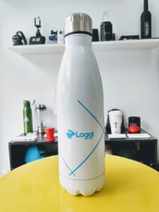 Garrafa Térmica Personalizada com logotipo de marca empresarial. Brinde personalizado inovador.