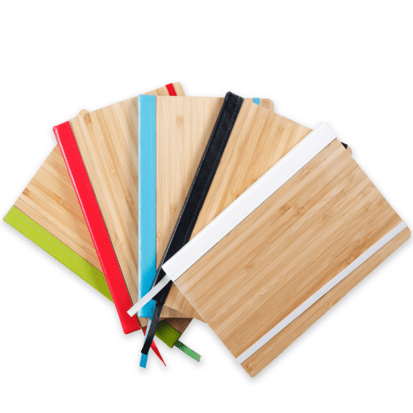 (20x13 cm) | Caderno Ecológico Personalizado Capa Dura Bambu | COM PAUTA - HUBAS-CAD007 - A Huble oferece atendimento especializado para brindes corporativos e mochilas personalizadas para empresas e agências de eventos. Sua melhor opção em brindes corporativos está na Huble com entrega para todo Brasil.