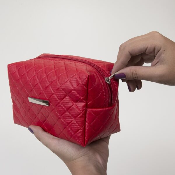 Necessaire Personalizada com gravação de logotipo de marca corporativa. Brinde personalizado sofisticado.