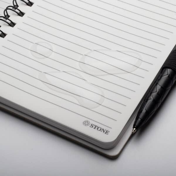 Caderno Personalizado com gravação de marca corporativa. Opção de brinde personalizado para empresas.