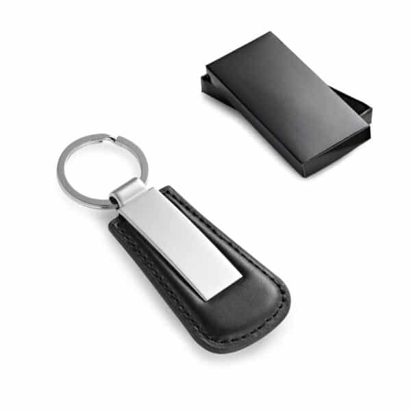 Chaveiro Com Couro Sintético e Metal - HUBSP-93171 - A Huble oferece atendimento especializado para brindes corporativos e mochilas personalizadas para empresas e agências de eventos. Sua melhor opção em brindes corporativos está na Huble com entrega para todo Brasil.