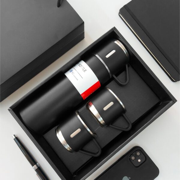 Garrafa Térmica Personalizada com personalização de logotipo de marca empresarial. Brinde corporativo inovador.