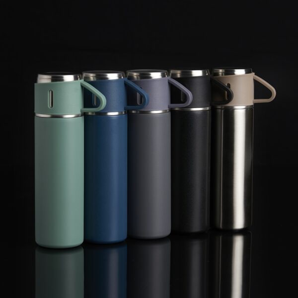 Garrafa Térmica Personalizada com gravação de logotipo de marca empresarial. Brinde personalizado refinado.