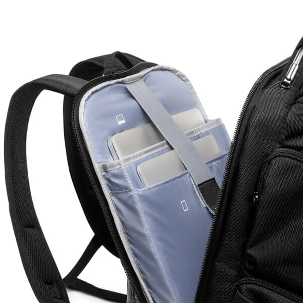Mochila Personalizada com gravação de marca corporativa. Opção de brinde personalizado para empresas.
