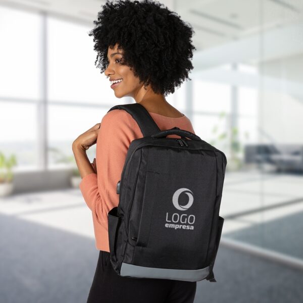 Mochila Personalizada com gravação de marca corporativa. Tipo de brinde corporativo para empresas.