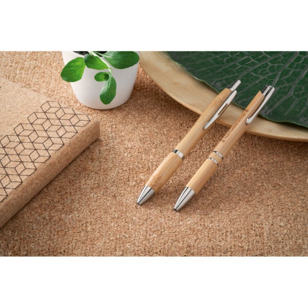 Caneta Personalizada Bambu - LUXO - HUBSP-81011 - A Huble oferece atendimento especializado para brindes corporativos e mochilas personalizadas para empresas e agências de eventos. Sua melhor opção em brindes corporativos está na Huble com entrega para todo Brasil.