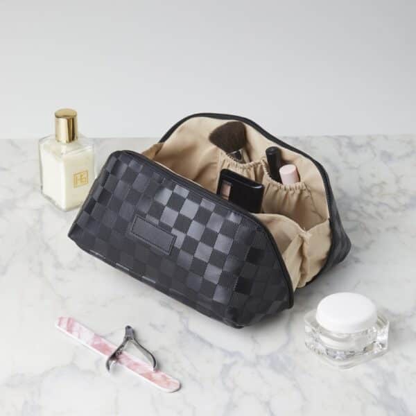 Necessaire Personalizada com personalização de logotipo de marca corporativa. Ótimo brinde para empresas.