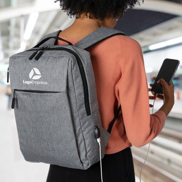 Mochila Personalizada com logotipo de marca empresarial. Opção de brinde personalizado para empresas.